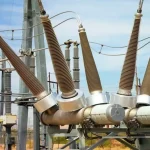 Interruptores eléctricos de alta tensión SF6 y en estado sólido en una subestación industrial, utilizados para la distribución de energía segura y eficiente.